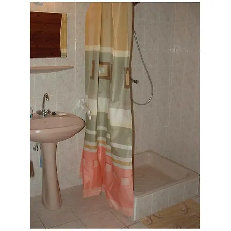 Three Bedroom Holiday In Holiday home Balatonmariafurdo